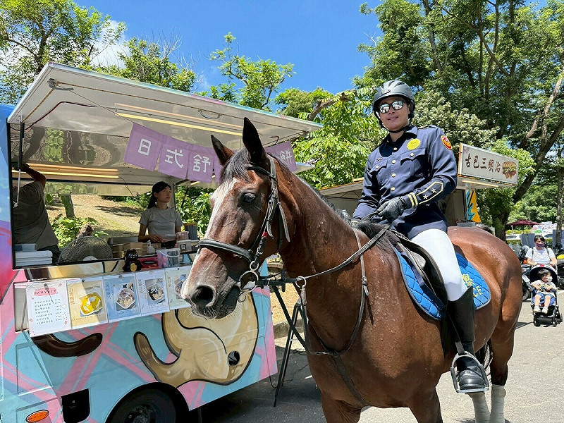 「澄清湖野餐日」活動現場有觀光騎警和餐車。 圖:高雄市觀光局/提供