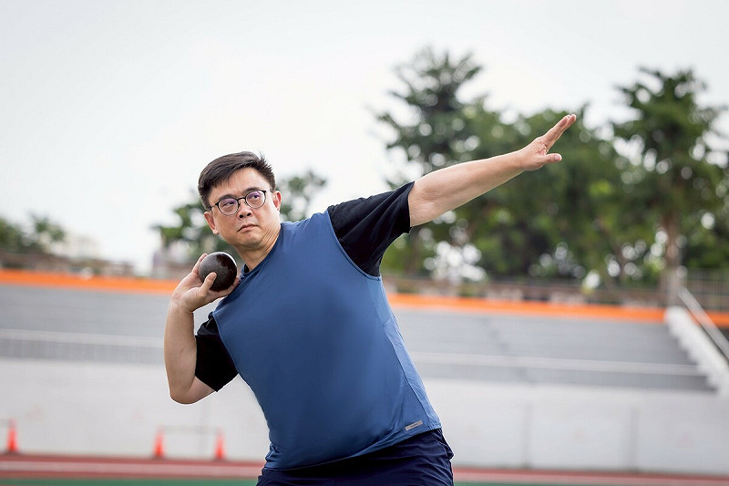青少年時期是運動選手的賴瑞隆，拿起鉛球仍架勢十足。   圖：賴瑞隆辦公室/提供