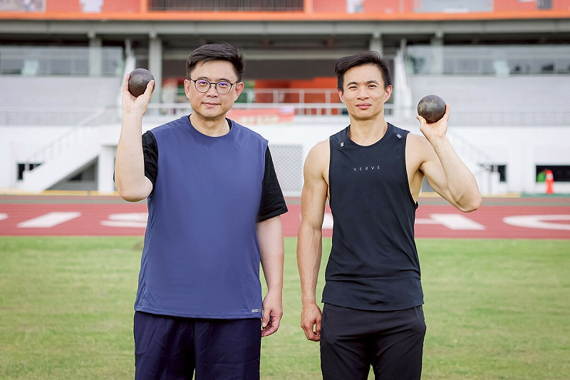 賴瑞隆(左)邀自由體能訓練師王昱翔(右)至運動場交流。 圖:賴瑞隆辦公室/提供