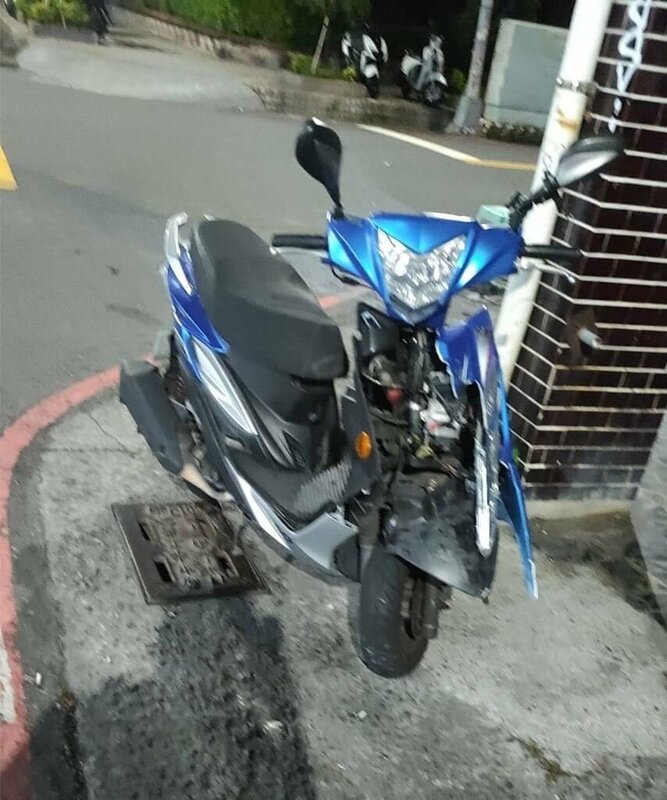 一名少年7日凌晨無駕照騎機車沿高雄市新興區渤海街向西直行，通過錦田路口時疑未停讓，與一輛沿著錦田路向北直行的計程車發生碰撞，少年身體多處擦挫傷、意識清楚，經醫院治療無大礙。（高雄市警察局新興分局提供）中央社記者張已亷傳真　　114年9月7日   