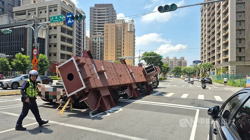 馮姓男子7日上午駕駛聯結車行經新北市三重區吉祥街、集賢路口時，所載鋼柱不明原因突然脫落翻覆，警方獲報後，立即派員趕赴現場進行交通疏導。（翻攝照片）中央社記者王鴻國傳真　114年9月7日   