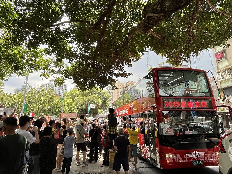 睽違29年,台北市東園國小為台灣奪下威廉波特世界少棒聯盟錦標賽總冠軍。台北市政府特地為東園國小少棒舉辦凱旋遊行,從青年公園棒球場出發,數百人爭睹。 圖:中央社記者楊淑閔/攝