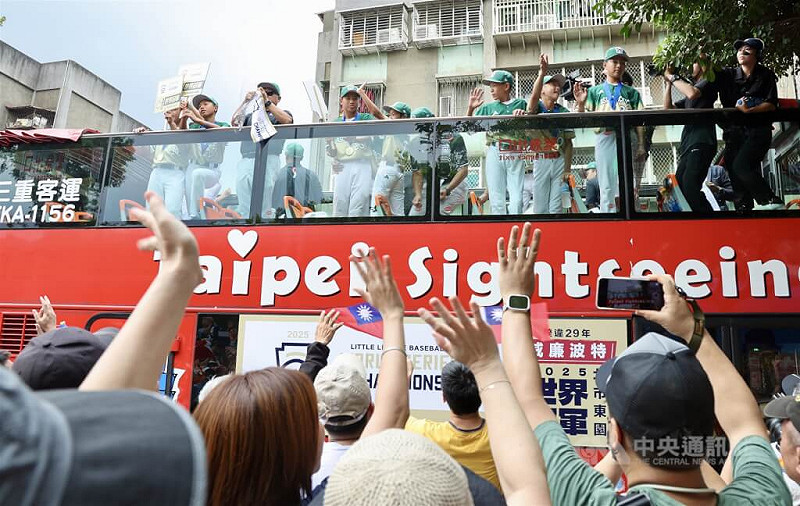 支持民眾向選手揮手致意。 圖:中央社記者張皓安/攝