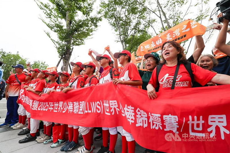 遊行隊伍從青年公園出發,終點抵達台北大巨蛋時,學校加油團在旁迎接。中央社記者吳家昇攝 114年9月7日 圖:中央社記者吳家昇/攝