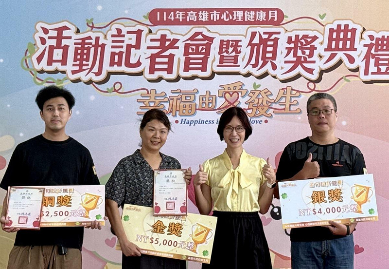 王小星(右二)頒獎給今年金句設計競賽前三名得獎者。 圖:高雄市衛生局/提供