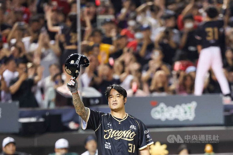 中華職棒味全龍「大師兄」林智勝(前)7日在台北大巨蛋進行引退賽最終戰,6局下,林智勝要進入打擊區前,特別脫下頭盔環視一圈,感謝為他應援的球迷。中央社記者吳家昇攝 114年9月7日