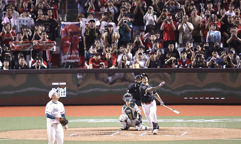 6局下林智勝(前右)轟出左外野方向陽春砲,在引退系列賽最後一天終於敲出本季首轟、生涯第305轟。中央社記者張新偉攝 114年9月7日