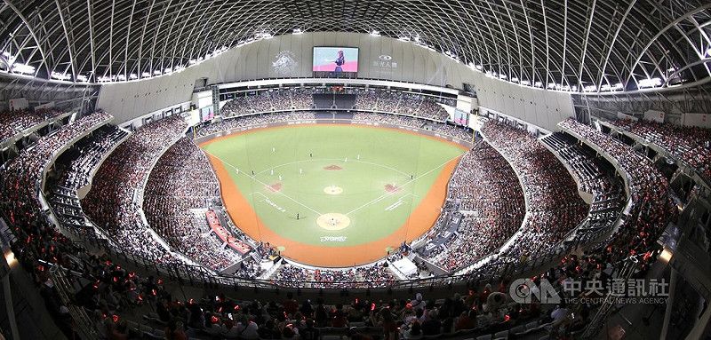 中華職棒味全龍隊一連3天在台北大巨蛋替「大師兄」林智勝舉辦引退系列賽「31CONIC 智勝一擊」,7日最終戰依舊吸引滿場4萬名球迷觀賽。中央社記者張新偉攝 114年9月7日