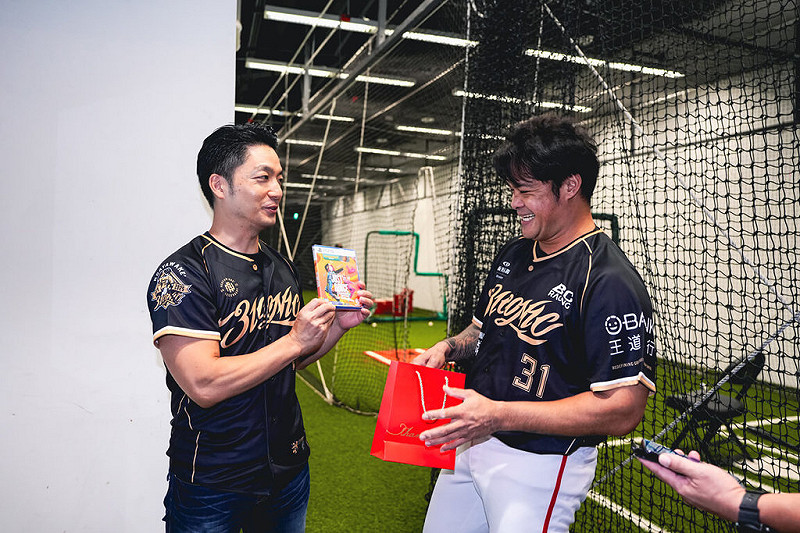 中華職棒味全龍林智勝（右）引退賽最終戰7日在台北大巨蛋進行，市長蔣萬安（左）特地前往球員休息區，致贈退休禮物「PS5舞力全開遊戲片」給林智勝。（台北市政府提供）中央社記者楊淑閔傳真　114年9月7日   