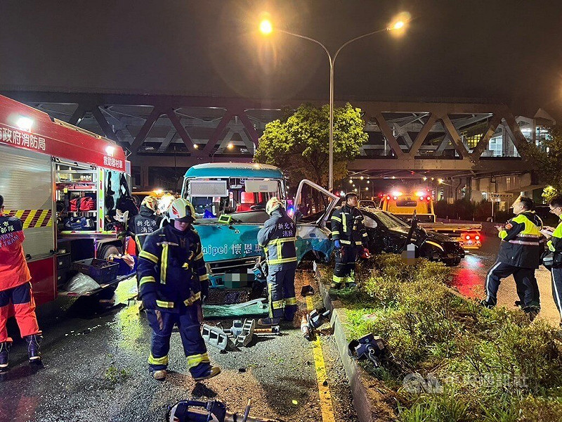 新北市新店區7日傍晚6時許發生自小客車撞上對向懷恩專車的車禍，公車女駕駛經搶救脫困後送醫。（翻攝照片）中央社記者王鴻國傳真　114年9月7日   