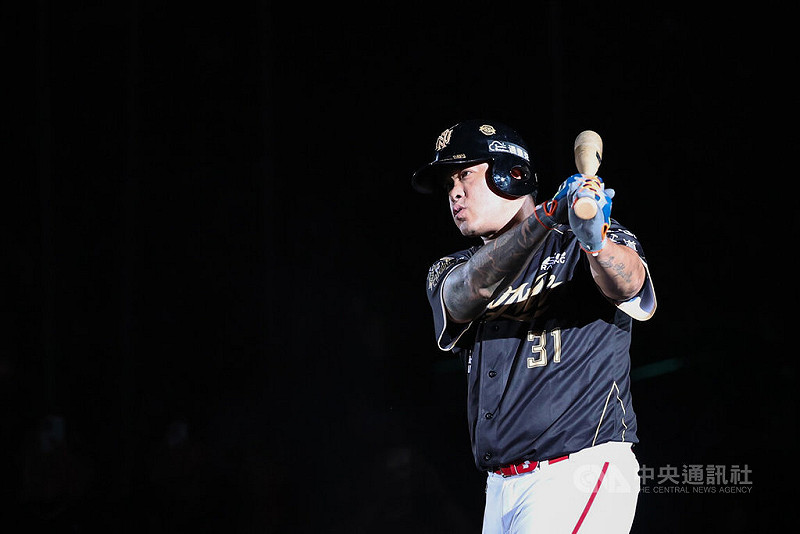 中華職棒味全龍隊「大師兄」林智勝（圖）7日進行引退賽最終戰，比賽結束後的引退儀式上，林智勝一路走上打擊區，揮出最後的致勝一擊，並繞行球場。   圖:中央社提供