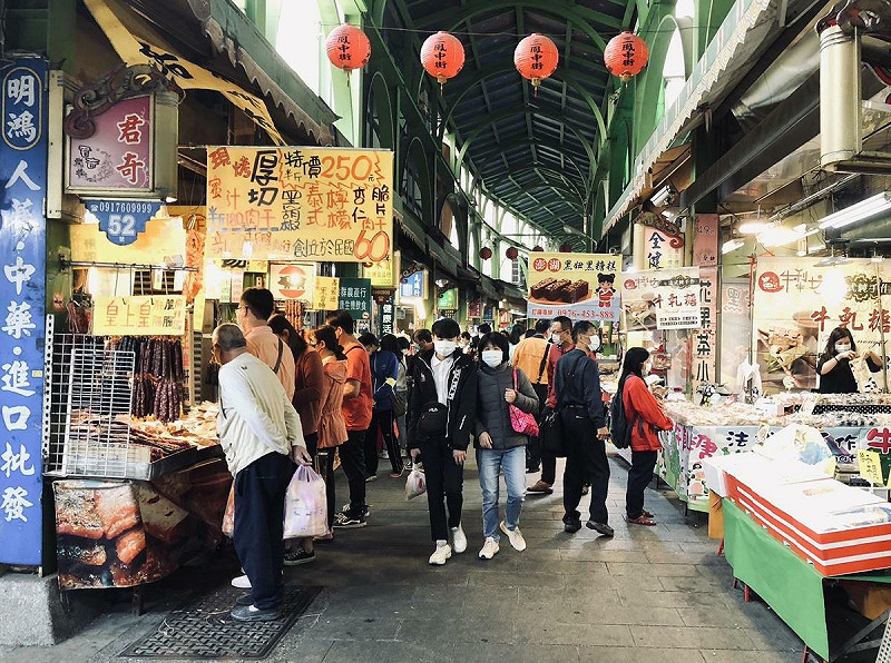 「三民火車快飛單車微旅行」今年設計全新的三鳳中街商圈「蝦拼 GO」互動挑戰。 圖:高雄市觀光局/提供