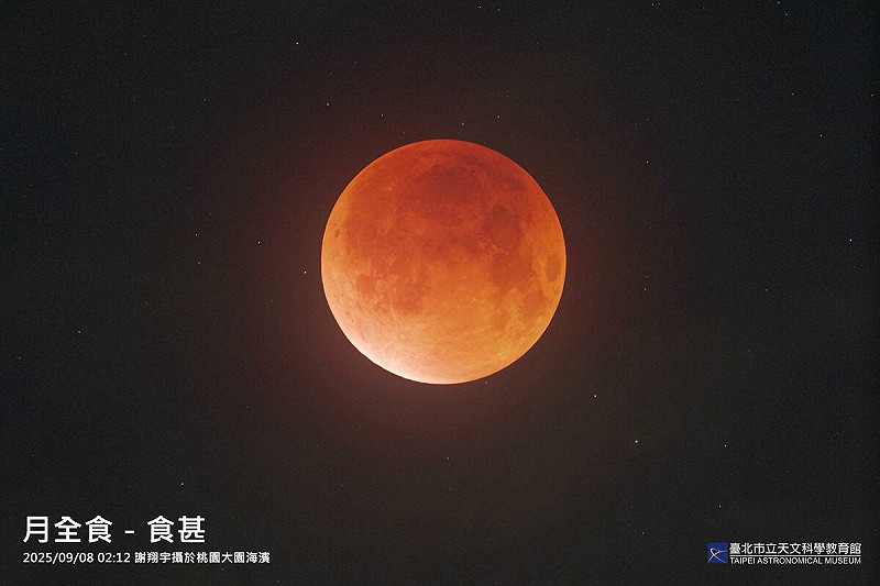 近15年內可見到最長時間血月的月全食在今日凌晨登場。   圖：翻攝自台北天文通臉書粉專
