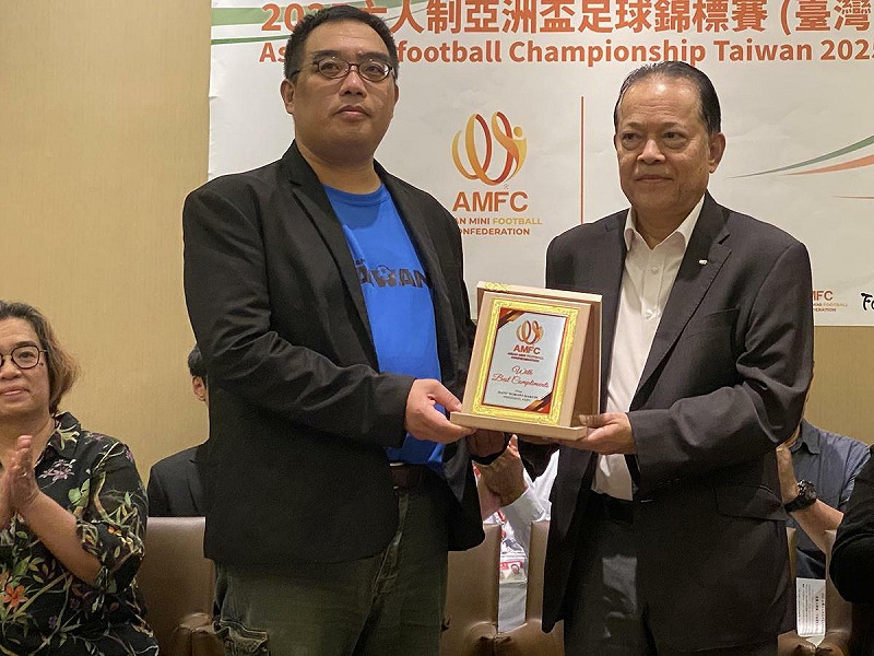 台灣全民足球協會陳湟滕(左)與亞洲迷你足球總會理事長Dato’ Worawi Makudi共同宣布2025年第二屆「六人制亞洲盃足球錦標賽」11月30日到12月7日將在台灣舉辦。   圖：林朝億/攝