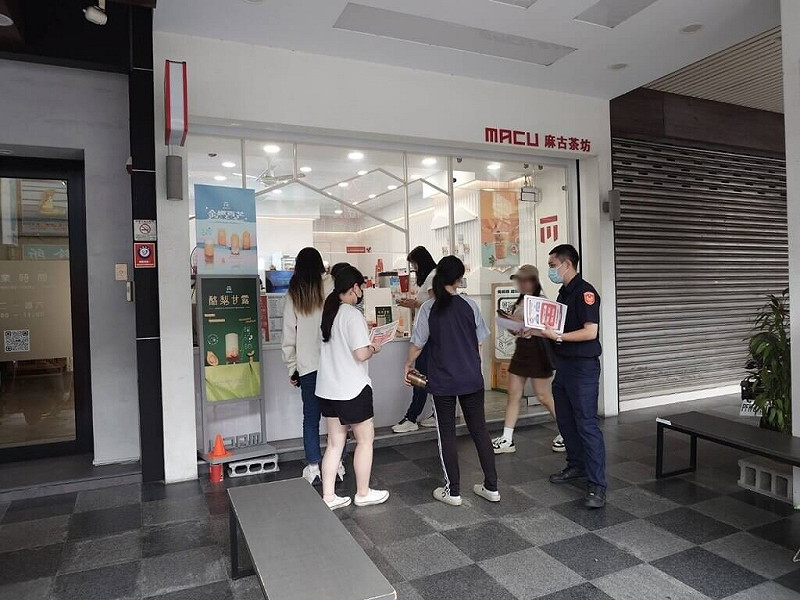 台中市警察局第二分局8日說，下半年度依不同行業及機關團體主題式宣導防詐，圖為8月員警前往飲料業向店員及買飲料民眾說明。（警方提供）中央社記者郝雪卿傳真  114年9月8日   