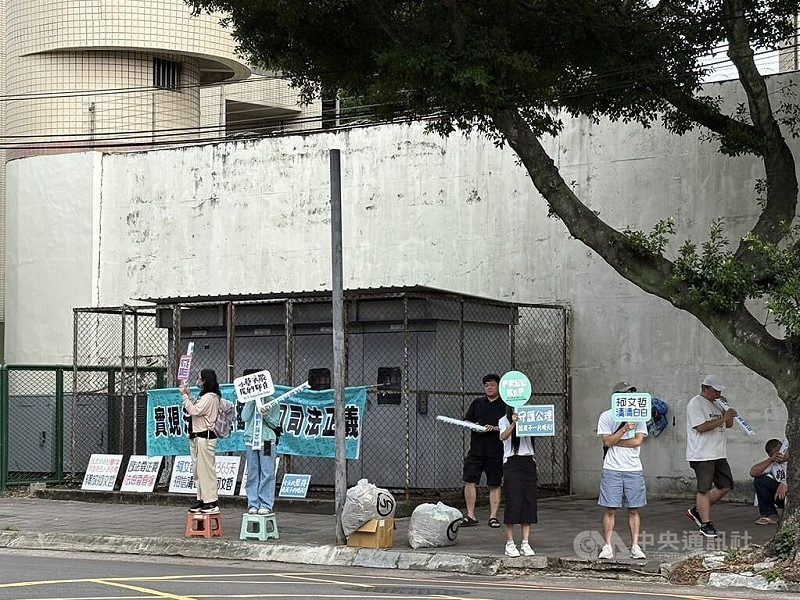 台北地方法院日前裁定前台北市長柯文哲裁定以新台幣7000萬元交保。柯文哲辯護人8日辦理律見後受訪時說，柯文哲同意由太太陳佩琪辦理後續交保程序。圖唯有支持者聚集在台北看守所外舉標語聲援。中央社記者曹亞沿攝　114年9月8日   