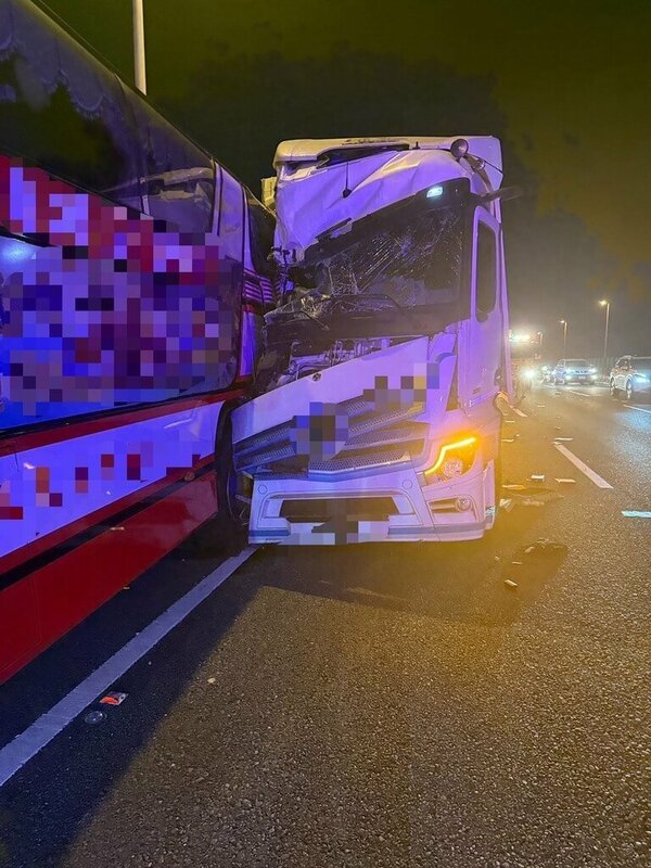 57歲韓姓男子7日因駕駛的遊覽車故障，將車停於國道10號西向5.4公里處（仁武匝道入口處）外側路肩，晚上9時45分許遭26歲林姓男子駕駛營業大貨車從後方撞擊，造成韓男頭部等處受創、意識模糊，經送醫後留院觀察，吳男則有肢體骨折等傷、意識清楚送醫治療。（第五公路警察大隊提供）中央社記者張已亷傳真　114年9月8日   
