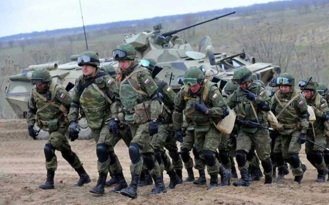 俄軍已集結約 11 萬兵力,從西、南、北三面圍攻紅軍城。烏軍則長期堅守,駐防約 3 萬人,近期雖有增兵,但總數不超過 5 萬,仍處於人數劣勢。 圖:翻攝自冲哥瞰天下