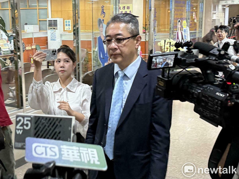 前台北市長柯文哲律師鄭深元現身北院。 圖:周煊惠 / 攝