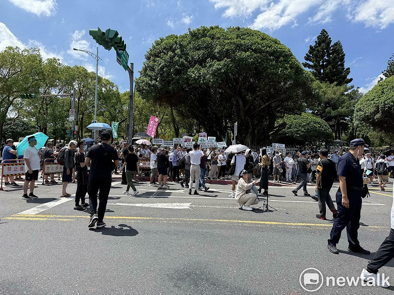 小草集結在北院附近的愛國東路，準備迎接民眾黨創黨主席柯文哲步出北院。   圖：周煊惠 / 攝