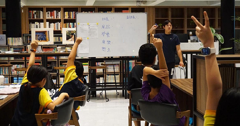 孩子們專注於作業,老師耐心指導,拾本書堂已成為他們放學後的「第二個家」 圖:網銀基金會/提供