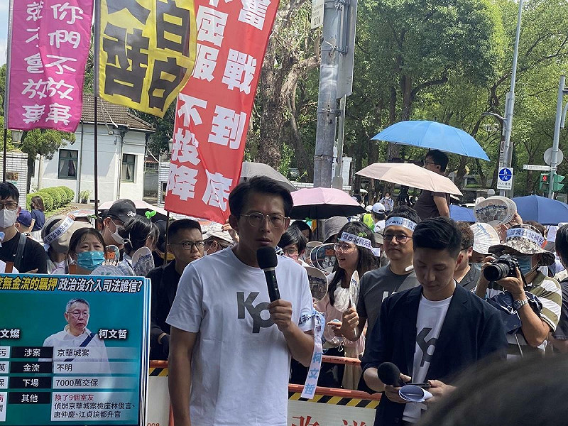 民眾黨主席黃國昌今（8）日在北院前跟小草講話。   圖：林朝億／攝