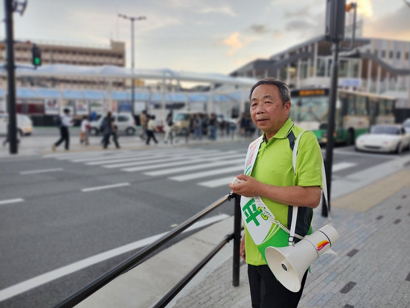 日本維新會參議員石平遭中國外交部列名制裁。圖為2025年7月日本參院改選，石平街頭拜票。   圖：翻攝「X」@officesekihei