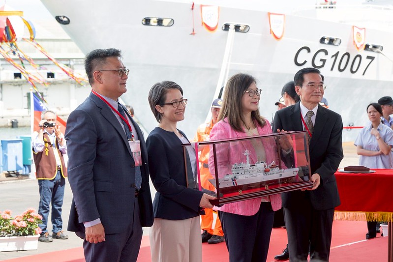 後方為1000噸級巡防艦CG1007澎湖艦 圖:總統府提供 後方為1000噸級巡防艦CG1007澎湖艦 圖:總統府提供