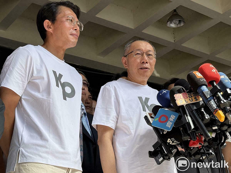 民眾黨前主席柯文哲(右)涉京華城案遭羈押禁見一年,今天終於獲交保。左為現任黨主席黃國昌。 圖:周煊惠 / 攝