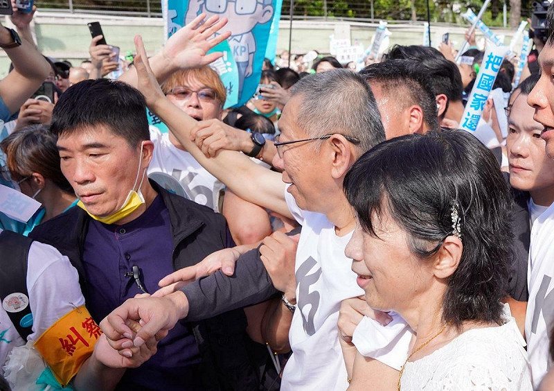前民眾黨主席柯文哲在小草簇擁下走上座車。 圖:張良一/攝 前民眾黨主席柯文哲在小草簇擁下走上座車。 圖:張良一/攝