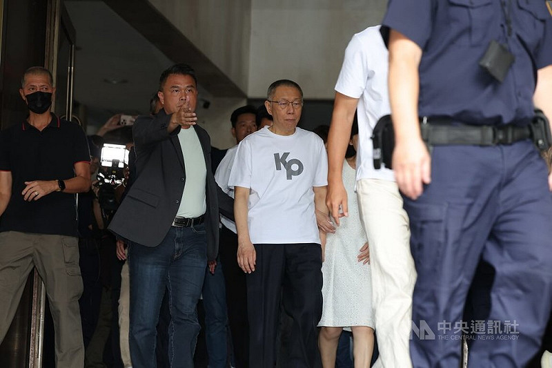 前台北市長柯文哲涉及京華城等案聲請具保停押，獲台北地方法院裁定以新台幣7000萬元交保。圖為柯文哲（中）8日下午穿上印有KP字樣的白色T恤步出北院。中央社記者翁睿坤攝　114年9月8日   