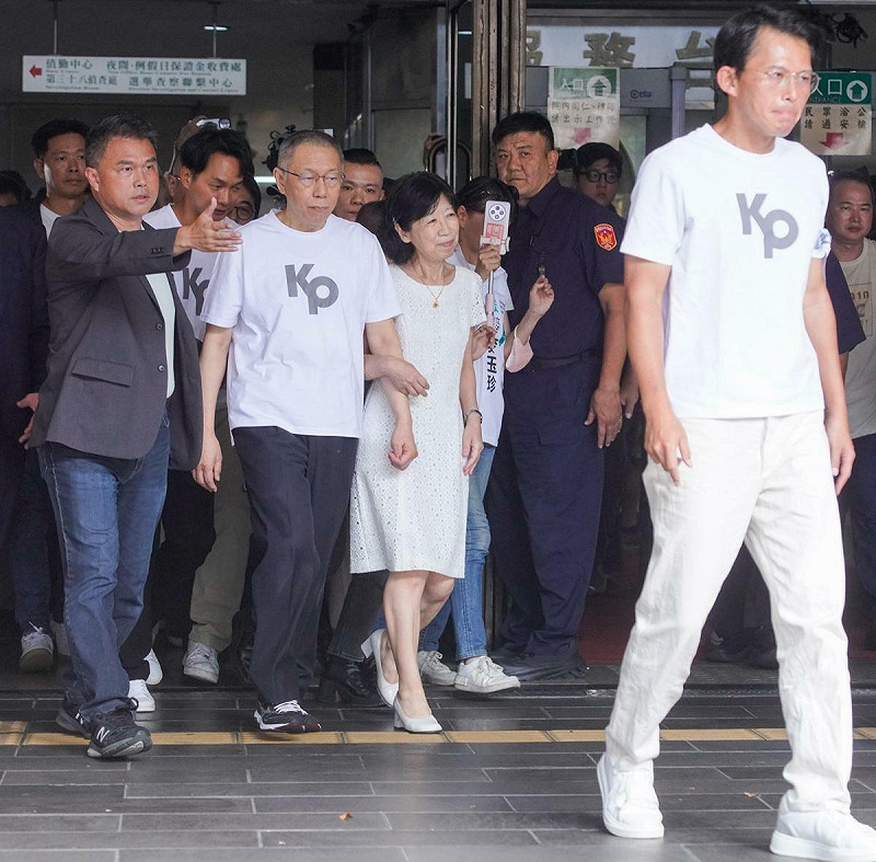 柯文哲在夫人陳佩琪和民眾黨主席黃國昌陪同下步出台北地院。 圖:張良一 / 攝 柯文哲在夫人陳佩琪和民眾黨主席黃國昌陪同下步出台北地院。 圖:張良一 / 攝