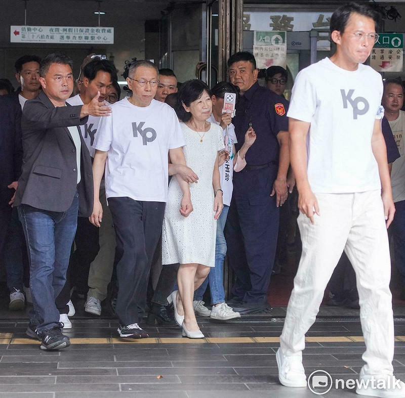 民眾黨前主席柯文哲8日在夫人陳佩琪和民眾黨主席黃國昌陪同下步出台北地院。   圖：張良一 / 攝（資料照）