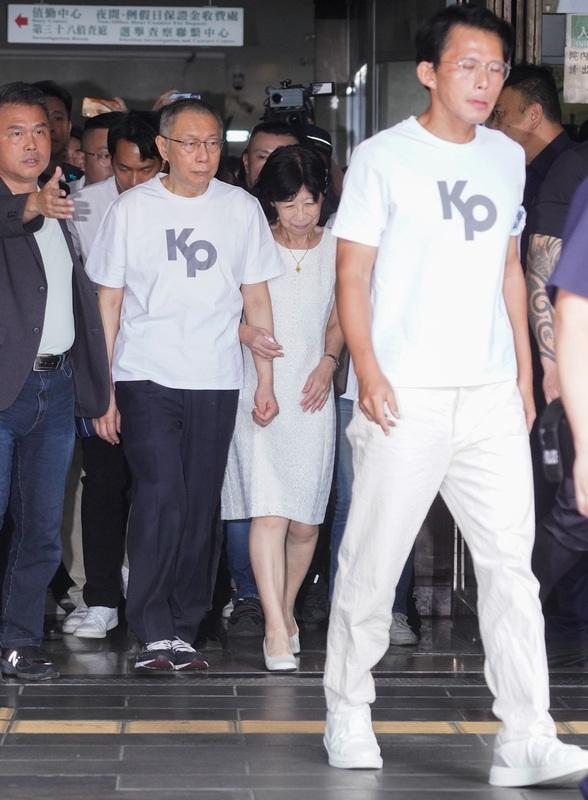 柯文哲在夫人陳佩琪和民眾黨主席黃國昌陪同下步出台北地院。   圖：張良一 / 攝