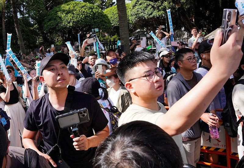 不少小草聽聞柯文哲交保後,也前往台北地院迎接柯文哲。 圖:張良一 / 攝