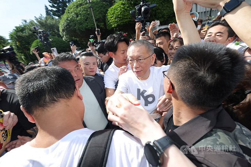 前台北市長柯文哲涉及京華城等案聲請具保停押，獲台北地方法院裁定以新台幣7000萬元交保。圖為柯文哲（中）8日下午在支持群眾簇擁下離開北院。中央社記者翁睿坤攝  114年9月8日   