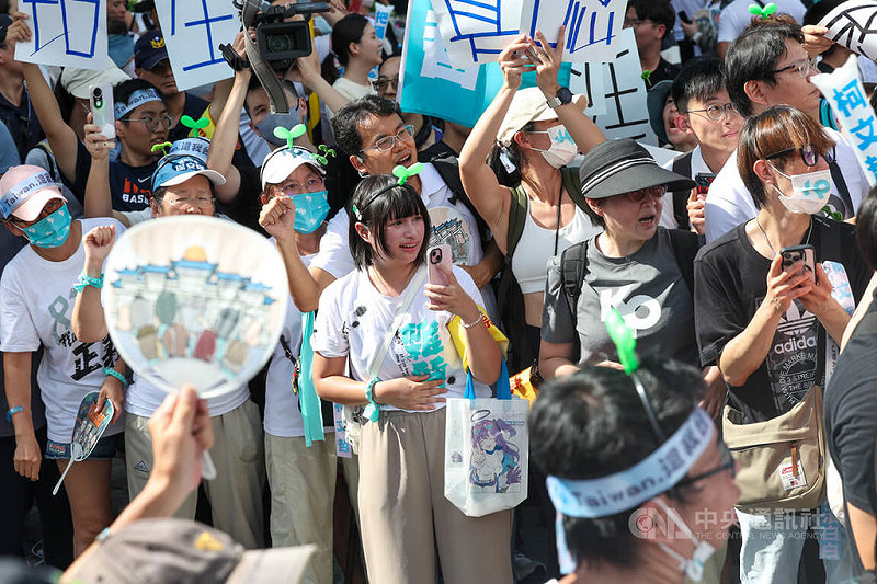 前台北市長柯文哲涉及京華城等案聲請具保停押,獲裁定以新台幣7000萬元交保。圖為頭戴小草配飾的支持者8日下午齊聚台北地方法院外聲援。中央社記者吳家昇攝 114年9月8日