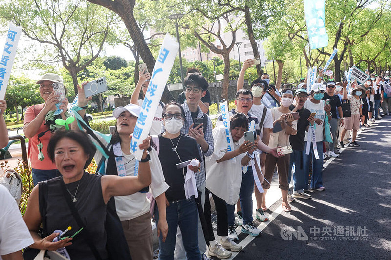 前台北市長柯文哲涉京華城案,8日以新台幣7000萬元交保,他下午離開北院,支持者在場外夾道歡迎,為柯文哲加油打氣。中央社記者吳家昇攝 114年9月8日