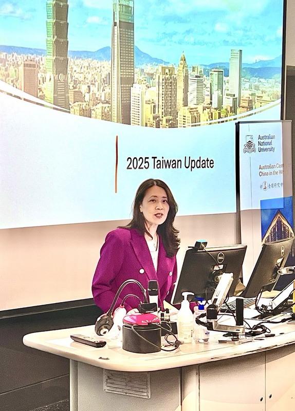 歐江安在威靈頓維多利亞大學向與會的官員及學者說明台灣推動「三鏈戰略」與「總和外交」內涵。   駐紐西蘭代表處提供