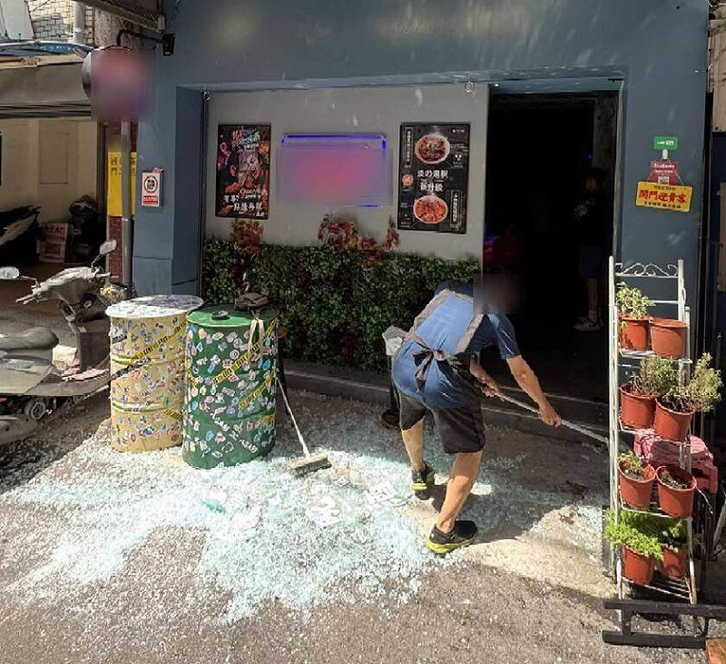 台中市西屯區逢甲商圈一家餐館8日中午因使用瓦斯噴槍不慎，造成2名員工燒燙傷，消防人員到場給予處置後送醫救治。圖為店家清理碎裂一地的玻璃。（民眾提供）中央社記者郝雪卿傳真  114年9月8日   