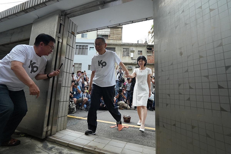 民眾黨前主席柯文哲交保後直奔新竹老家,牽手妻子陳佩琪跨火爐、踩碎瓦片。 圖:民眾黨 / 提供
