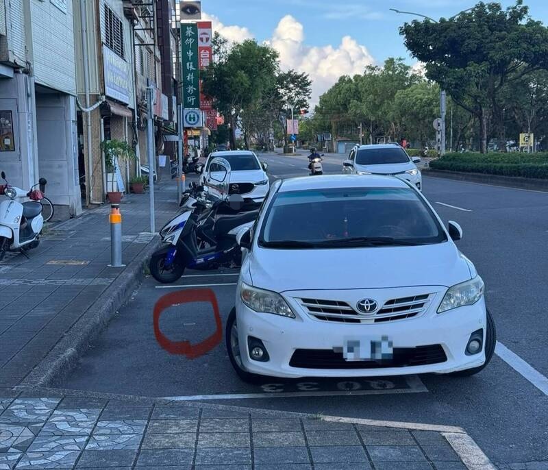 部分車身在智慧停車格外，藉此規避智慧停車柱感應。   圖：翻攝自Threads