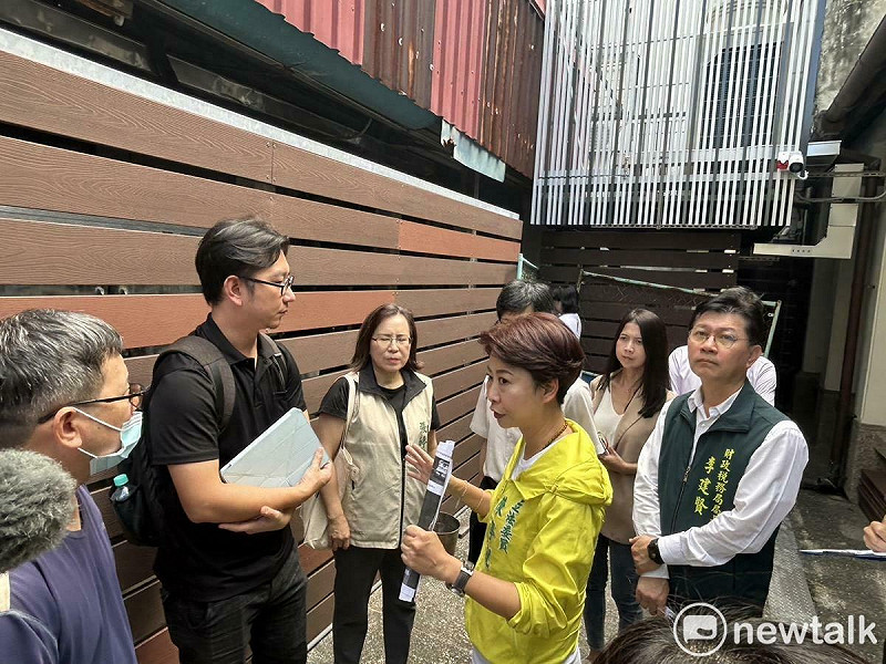 立法委員陳亭妃偕同台南市議員陳怡珍、經濟部商業署副署長陳秘順、台南市財稅局長李建賢、經發局長張婷媛，以及台電台南區電務副處長徐立基，赴西市場會勘，針對店家反映的問題協助提出解方。   圖：陳亭妃服務處提供