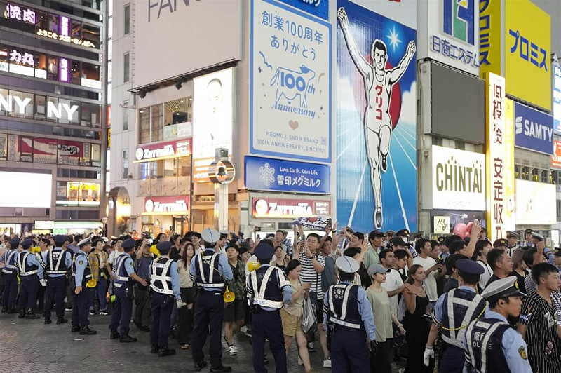 日本職棒阪神虎7日奪下中央聯盟冠軍，大阪府警方為因應瘋狂慶祝行為，出動約1000名警力，防止群眾滋事。（共同社）   