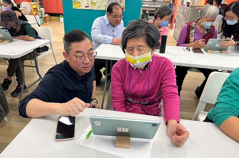 王冠程(左)事業之外也投身社會公益，關懷長輩及弱勢學生。   圖：中華民國師資培育與教育學會/提供