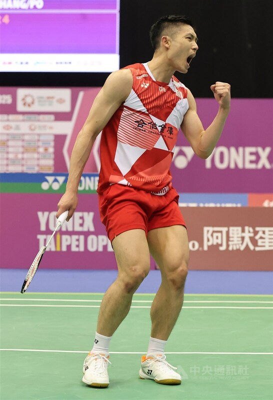 BWF超級500等級的香港羽球公開賽明天開打，台灣男單一哥周天成（圖）首輪對上前球王安賽龍（Viktor Axelsen）。（中央社檔案照片）   