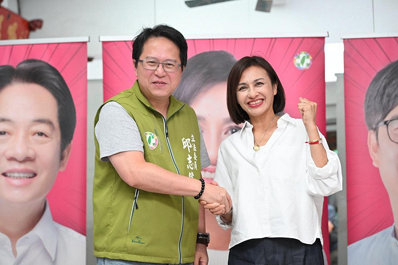 立委邱志偉(左)到場力挺邱議瑩(右)。 圖:邱議瑩辦公室/提供