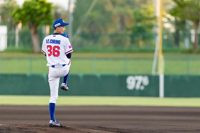 U18世界盃棒球賽5日在日本沖繩點燃戰火，台灣隊首戰由左投鍾亦恩（圖）先發，主投4局飆8K、無失分，好投率隊以7比0搶勝。（中華民國棒球協會提供）中央社記者謝靜雯傳真  114年9月5日   