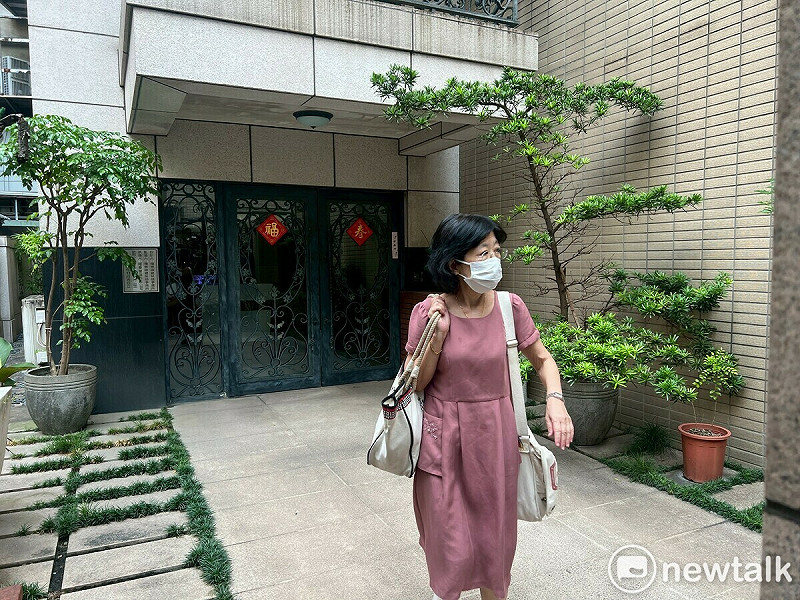 民眾黨前主席柯文哲妻子陳佩琪今（9）早約8時40分出門。   圖：周煊惠 / 攝