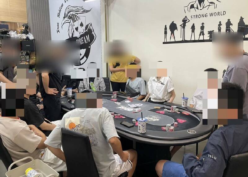 台中德州撲克體驗館涉經營賭場，遭警方查緝。   圖：警方提供